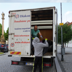 Do Diakonie Broumov se odvezly čtyři tuny věcí 1